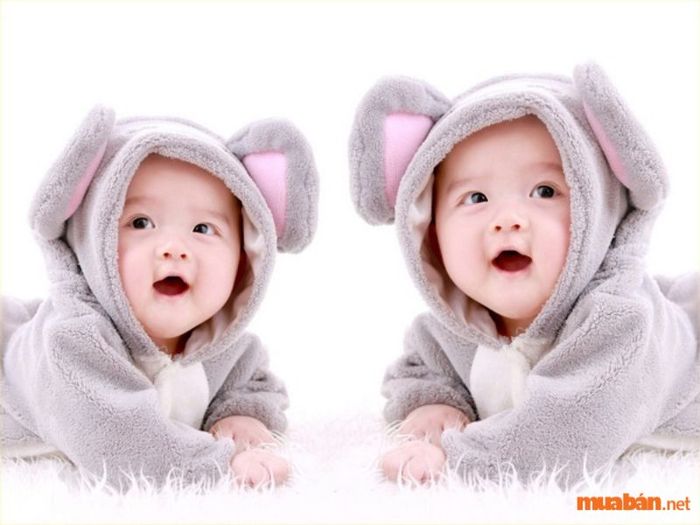 Mơ ôm một em bé đang mỉm cười