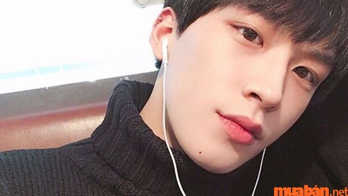 Nốt ruồi ở cằm
