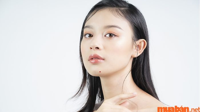 Nốt ruồi ở cằm