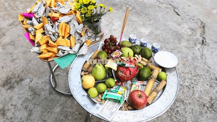 Lễ cúng cô hồn được tổ chức ngoài sân, trước cửa nhà vào ngày xá tội vong nhân