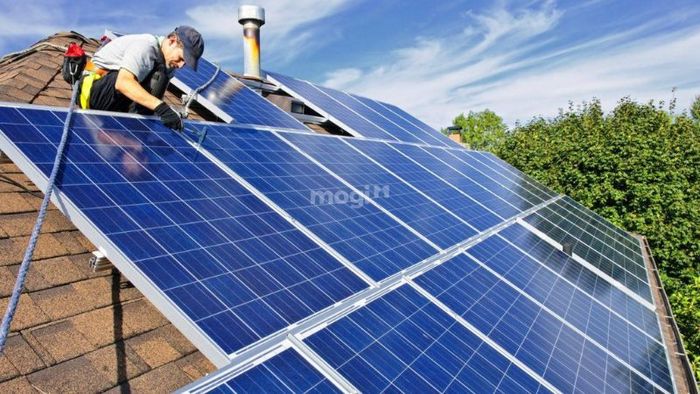 Việc lắp đặt hệ thống năng lượng mặt trời là một giải pháp tiết kiệm điện năng hiệu quả và bền vững.