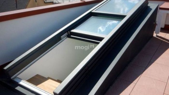 Giếng trời tự động mở mái khi có nắng để thu gió mát và tự động đóng lại khi trời mưa, mang lại sự thuận tiện tối đa.