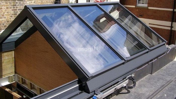 Giếng trời tự động mở giúp tăng cường lưu thông không khí cho ngôi nhà, mang lại không gian sống thoáng đãng.