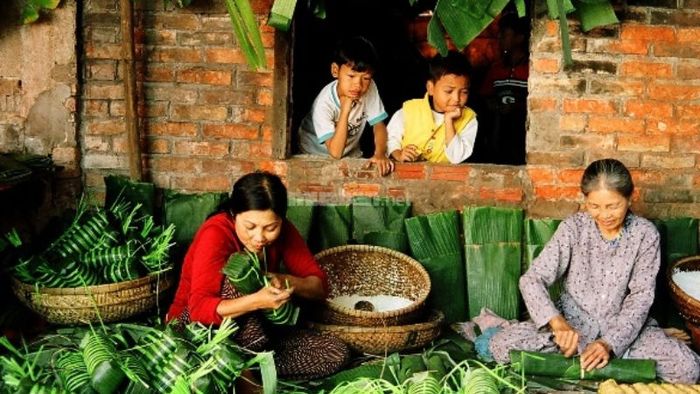 Tìm ý tưởng và phác họa các hình ảnh cơ bản cho bức tranh gói bánh chưng