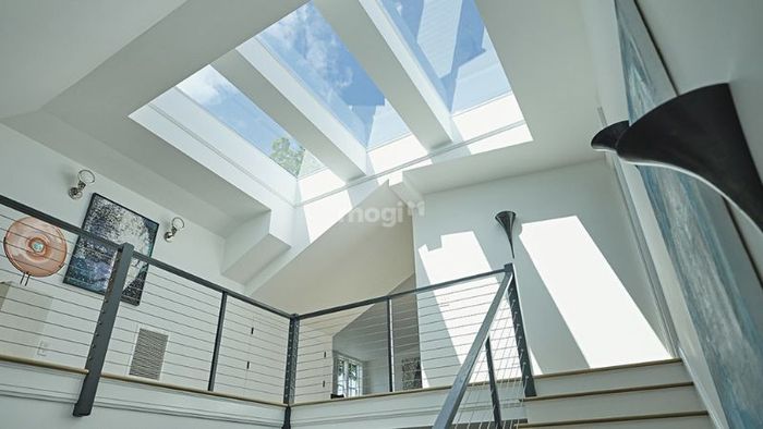 Giếng trời thông gió với thiết kế kính phù hợp với nhiều phong cách kiến trúc, từ hiện đại đến cổ điển.