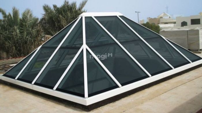 Giếng trời thông gió hình chóp mở giúp tối ưu hóa khả năng lưu thông không khí tự nhiên, mang lại không gian thoáng đãng.