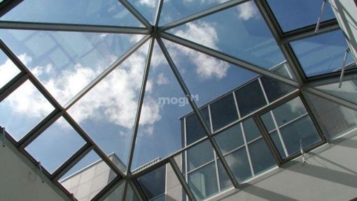 Giếng trời thông gió hình chóp mở với mái che kính cường lực có độ dày từ 8mm đến 12mm
