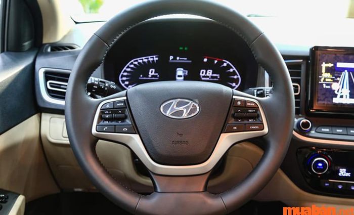 Vô lăng của xe được thiết kế kiểu 3 chấu thể thao