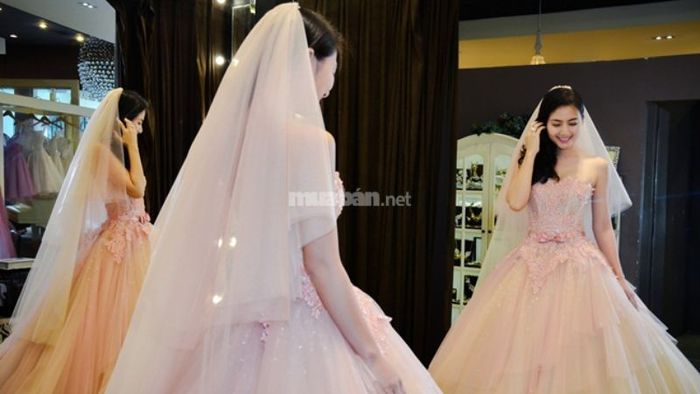 Mơ thấy mình thử váy cưới cho thấy bạn đang trong một mối quan hệ đầy hạnh phúc và sẵn sàng tiến bước về phía trước trong cuộc sống tình cảm của mình.