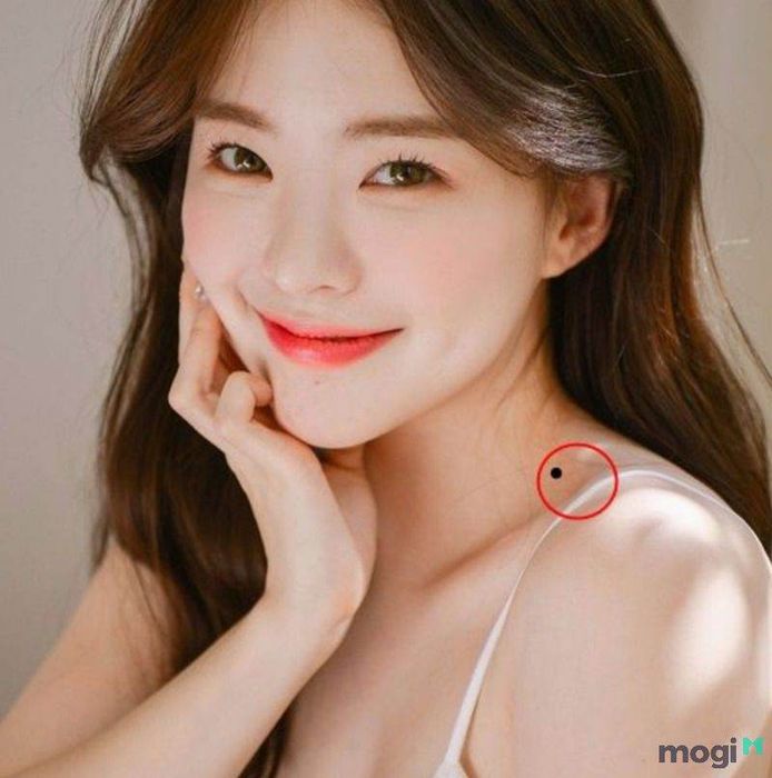 Nốt Ruồi Ở Hõm Cổ