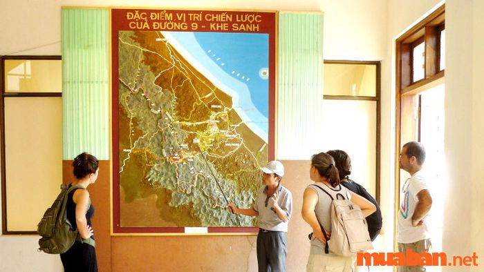 Hướng dẫn viên du lịch phải đảm bảo rằng mọi thông tin cung cấp đều chính xác tuyệt đối. Điều này giúp du khách có thể tin tưởng và hiểu đúng về những gì họ đang trải nghiệm.