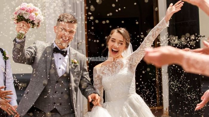 Mơ thấy mình tổ chức đám cưới có thể mang đến nhiều ý nghĩa khác nhau, tùy thuộc vào hoàn cảnh và cảm xúc của bạn trong giấc mơ.