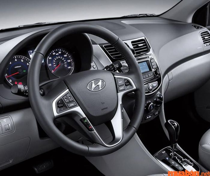 Vô lăng của Hyundai Accent có trợ lực lái điện, mang lại cảm giác điều khiển nhẹ nhàng và dễ dàng, giúp người lái không gặp khó khăn trong việc thao tác xe.