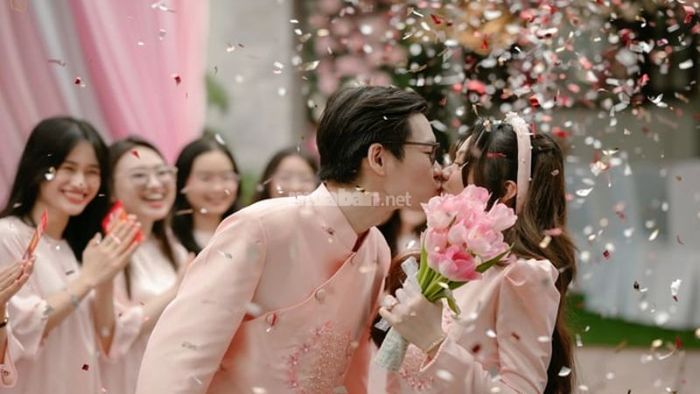 Nếu bạn mơ thấy đám cưới của bạn thân hay bạn bè, điều này có thể báo hiệu những thay đổi tích cực trong cuộc sống của bạn, với nhiều cơ hội và niềm vui sắp đến.