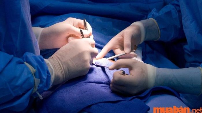 Phẫu thuật là công việc chủ yếu của bác sĩ ngoại khoa