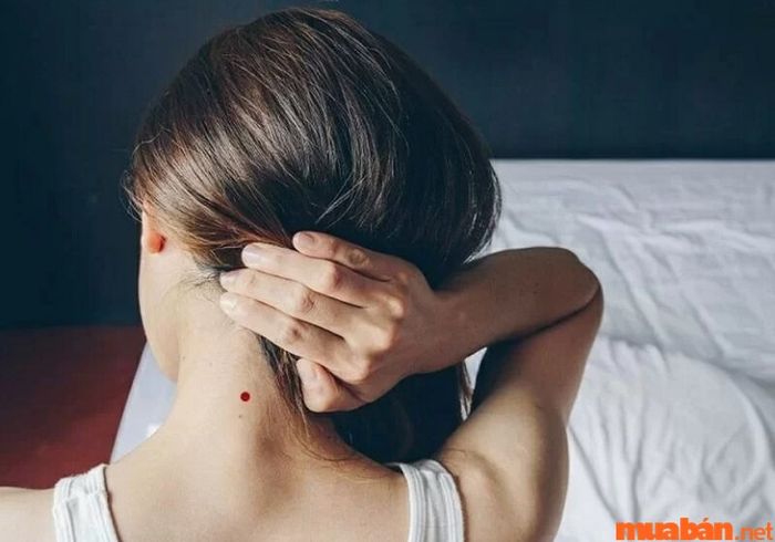 Nốt ruồi son sau gáy là một điềm tốt, báo hiệu sự thành công và may mắn.