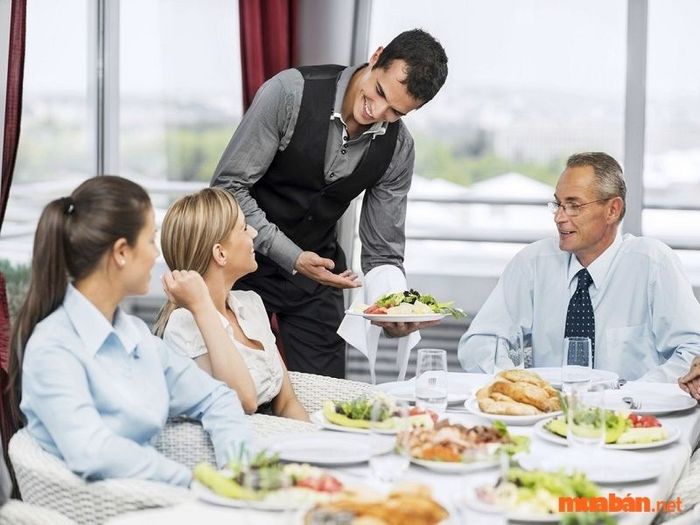 Tập trung trong công việc là yếu tố thiết yếu đối với nhân viên phục vụ.