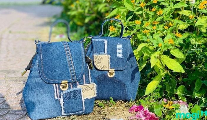 Chiếc túi xách này được tái chế từ vải Jean cũ, mang đến một sản phẩm thời trang bền vững.