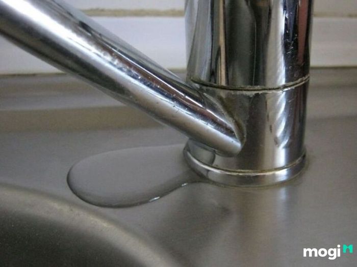 Khắc phục vòi nước bị rỉ và xử lý sự cố quanh đế vòi