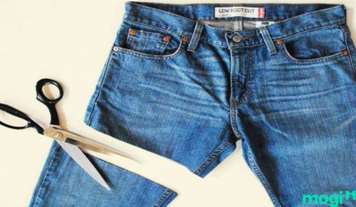 Bước đầu tiên là bạn cần cắt bỏ phần ống quần Jean cũ.