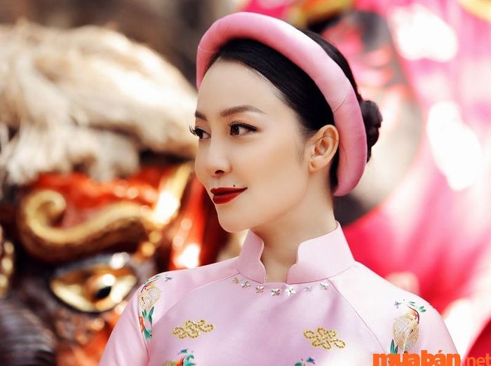 Những người có nốt ruồi trên miệng thường có khả năng giao tiếp xuất sắc và nhân duyên rất tốt, dễ dàng thu hút sự yêu mến từ người khác.