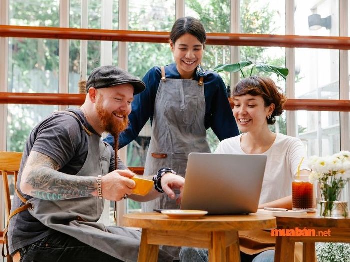 Một nhân viên phục vụ nhiệt tình luôn tạo được thiện cảm với khách hàng.