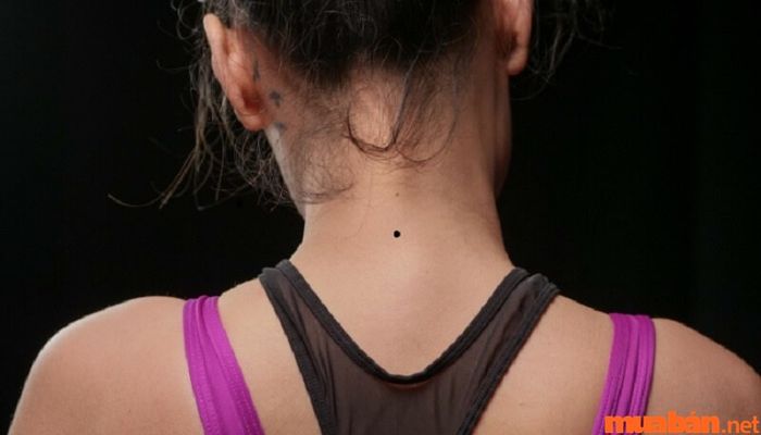 Nốt ruồi chính giữa gáy báo hiệu cuộc đời gian truân, vất vả.