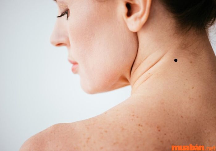 Nốt ruồi sau gáy bên trái mang đến cuộc sống an nhàn và đầy đủ.