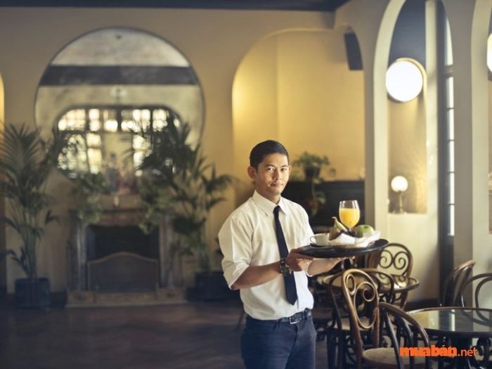 Lương của công việc phục vụ có thể giúp sinh viên trang trải chi phí sinh hoạt rất tốt.