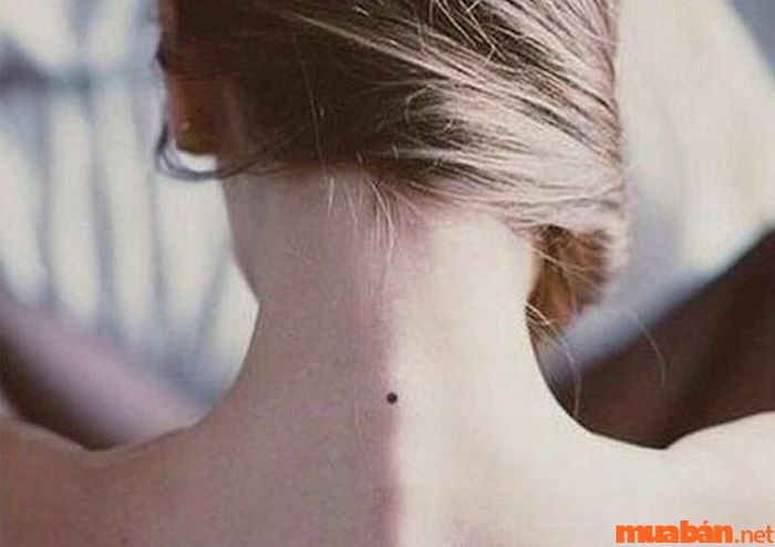 Phụ nữ có nốt ruồi sau gáy thường là người thông minh và sắc sảo.