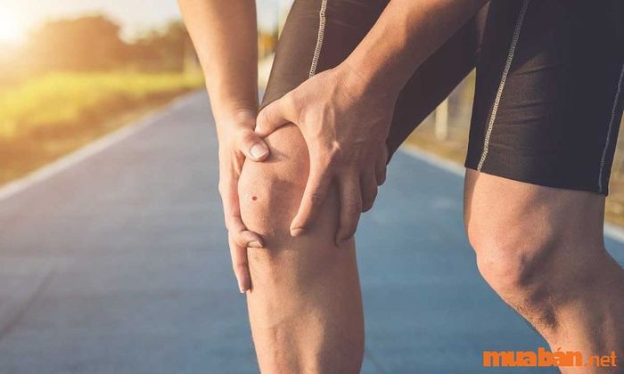 Nốt ruồi son ở đầu gối của nam giới