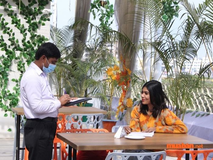 Dành sự chú ý và phục vụ khách hàng ngay khi họ đặt chân vào quán.