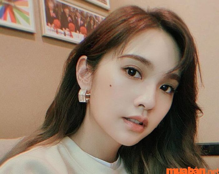 Nốt ruồi trên má là điểm nhấn quyến rũ, khiến người sở hữu trở nên đặc biệt và thu hút mọi ánh nhìn từ người xung quanh.