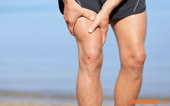 Nốt ruồi ở đầu gối phải của nam giới