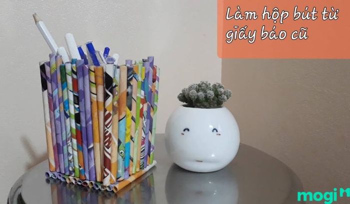 Hộp bút được tạo nên từ giấy báo cũ, với màu sắc tươi sáng, dễ thương và đầy sáng tạo.