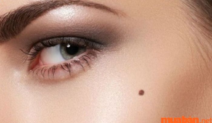 Nốt ruồi duyên là những nốt ruồi thu hút sự chú ý của người đối diện nhờ vẻ đẹp và sự đặc biệt của chúng