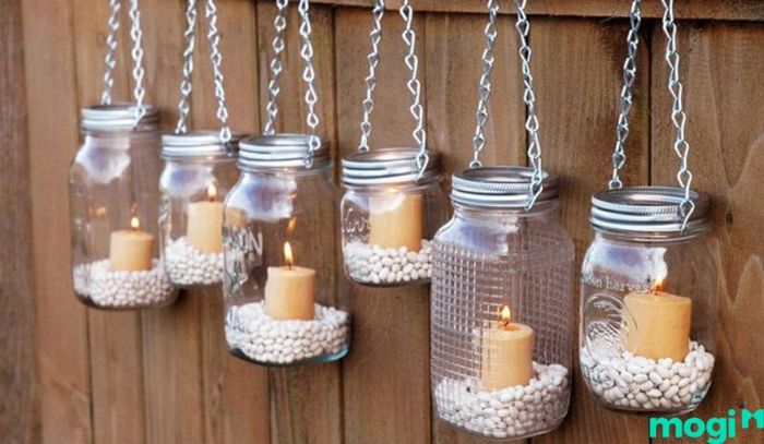 Lọ nến thơm tuyệt đẹp từ những chiếc bình thủy tinh tái chế.