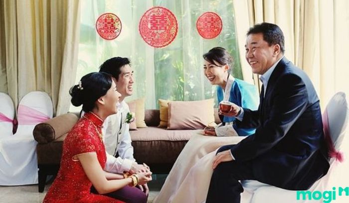 Lễ dạm ngõ sẽ có sự tham gia của các thành viên trong gia đình của cả hai bên cô dâu và chú rể, từ ông bà đến cha mẹ và anh chị em ruột.