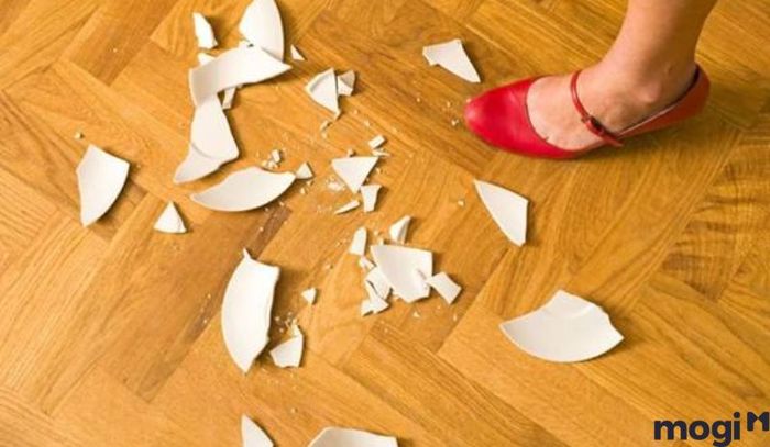 Vỡ đồ đạc trong nhà là một điềm xấu, cần tránh trong ngày lễ dạm ngõ