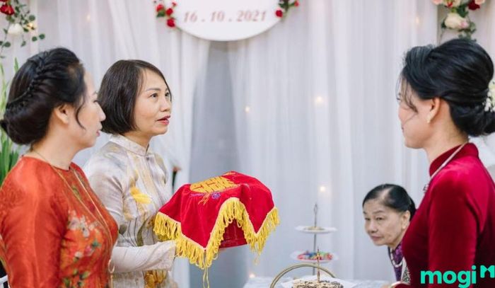 Mỗi gia đình tham gia lễ dạm ngõ thường cử đại diện gồm 7 người để đảm bảo tính trang trọng và đầy đủ.