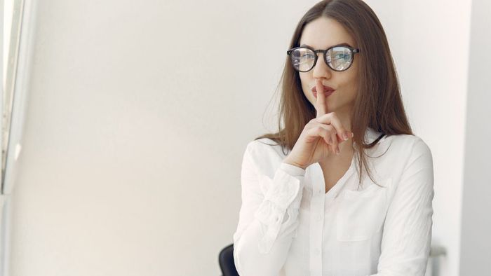 Trí trá là hành vi lừa lọc, xảo quyệt, che giấu sự thật để đạt được mục đích cá nhân.