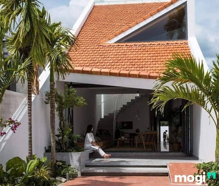 Một mẫu nhà kết hợp mái ngói truyền thống và hiện đại, tạo không gian mở thoáng đãng.