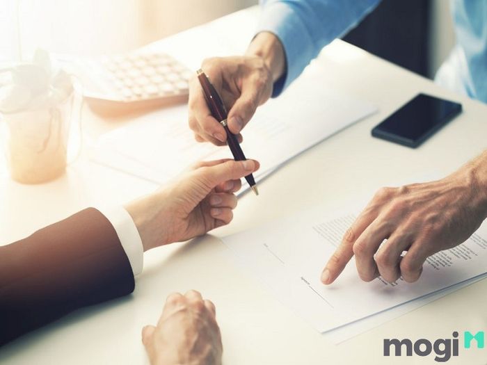 Đảm bảo tính pháp lý cho hợp đồng thuê mặt bằng bằng cách ký kết và công chứng hợp đồng rõ ràng.