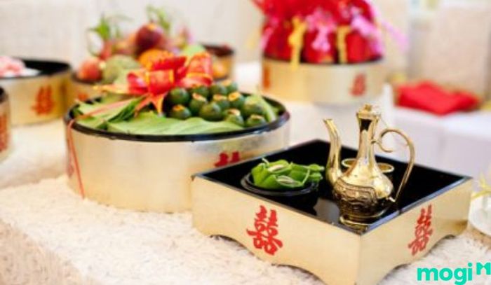 Các sính lễ này rất đa dạng và mang đầy ý nghĩa, thể hiện sự chân thành của nhà trai trong nghi thức dạm ngõ.