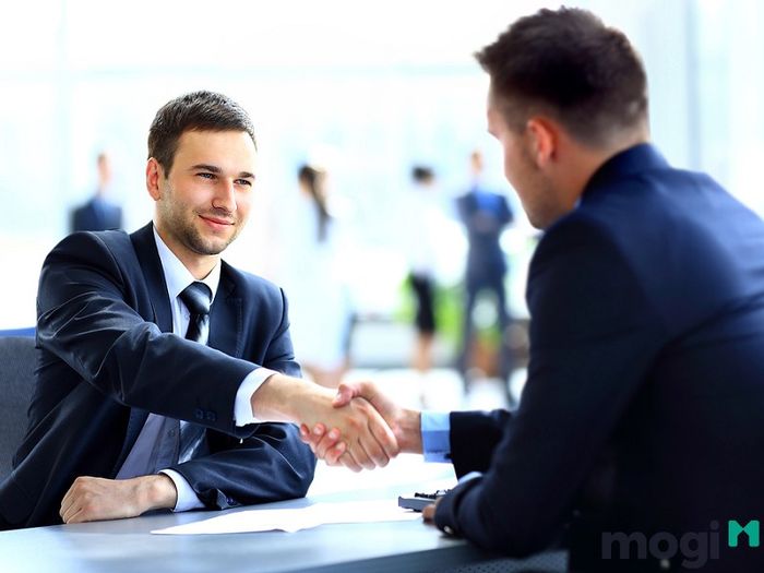 Trong quá trình thuê mặt bằng, việc thương thảo về giá thuê cùng các chi phí liên quan cần phải được trao đổi rõ ràng và minh bạch. Điều này giúp đảm bảo bạn không phải chịu những khoản phí bất ngờ hay không hợp lý trong suốt thời gian thuê.