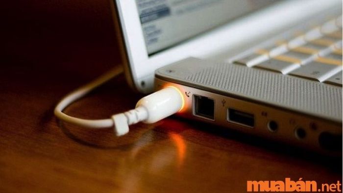 Nguồn điện không ổn định hoặc quá tải là một trong những nguyên nhân khiến màn hình laptop bị tối đen.