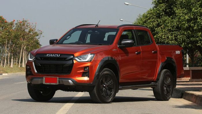 D-Max sở hữu khoảng sáng gầm 235mm, giúp xe di chuyển dễ dàng trên nhiều loại địa hình khác nhau.