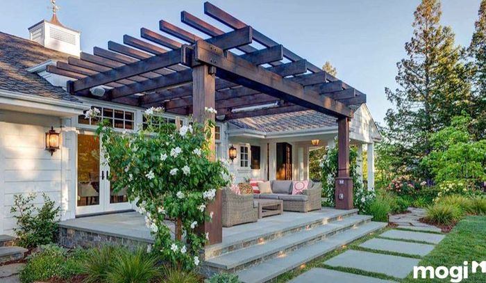 Mẫu thiết kế chiếu sáng sân vườn với nhiều cây xanh tạo ra một không gian tự nhiên và dễ chịu, hoàn hảo cho những buổi tối thư thái