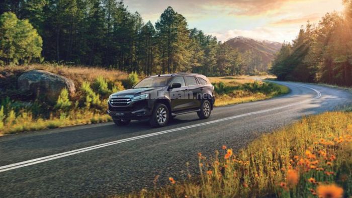 Isuzu MU-X 2022 đã có sự thay đổi mạnh mẽ trong thiết kế ngoại thất, tạo ra sự khác biệt rõ rệt so với các phiên bản trước.