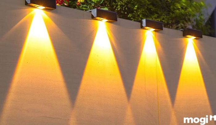 Việc bố trí chiếu sáng cho tường nhà, hiên và sân cần được xem xét kỹ lưỡng để đảm bảo không gian ngoài trời luôn sáng sủa và đầy sức sống vào mỗi buổi tối.